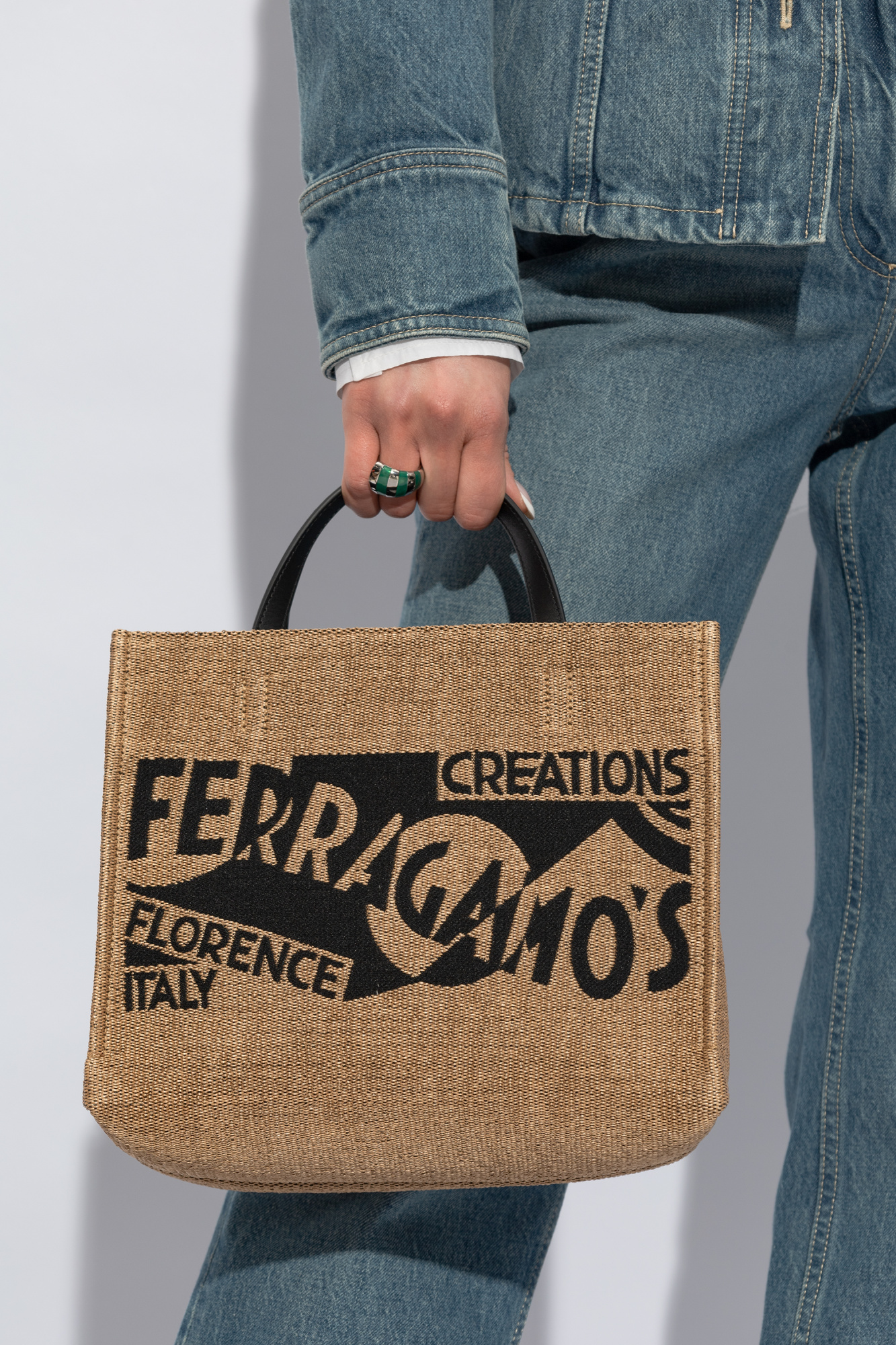 トートバッグ FERRAGAMO Camel raffia small TT Sign shopping bag FERRAGAMO Large F. Signature Raffia & Leather Tote Bag